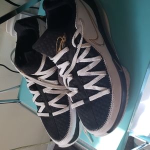 Nike LeBron 17 sneakers GUC men's 9